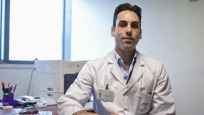 El neurólogo Roberto Valverde, en su consulta del Hospital Reina Sofía.
