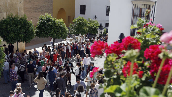 Visitantes esperan cola en San Basilio para entrar a los patios.