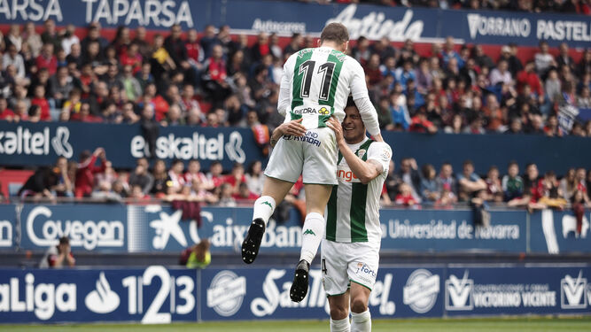 Javi Galán celebra su gol a Osasuna elevándose sobre Juanjo Narváez.