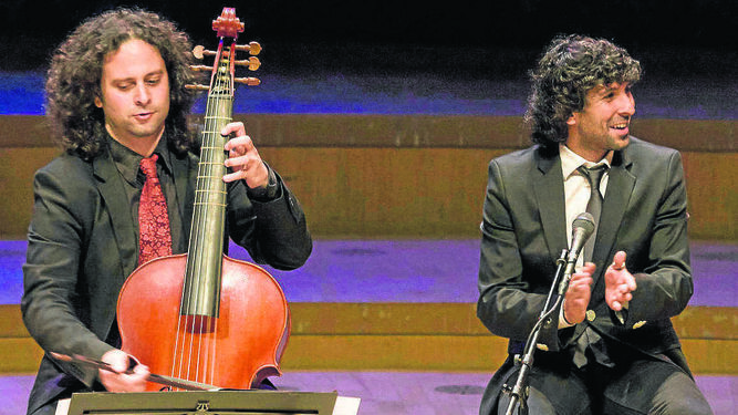 Fahmi Alqhai  y Arcángel durante una función en Alemania.