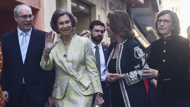 La Reina Sofía saluda mientras se dirige al Teatro Góngora, acompañada de Juan Pablo Durán, Isabel Ambrosio y Rosa Aguilar.