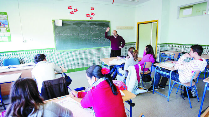 Un profesor imparte clase en un centro educativo.