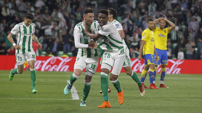Júnior celebra su gol con Sanabria, ya en el minuto 94.