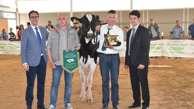 Autoridades y ganaderos con Reinalda, la vaca ganadora.