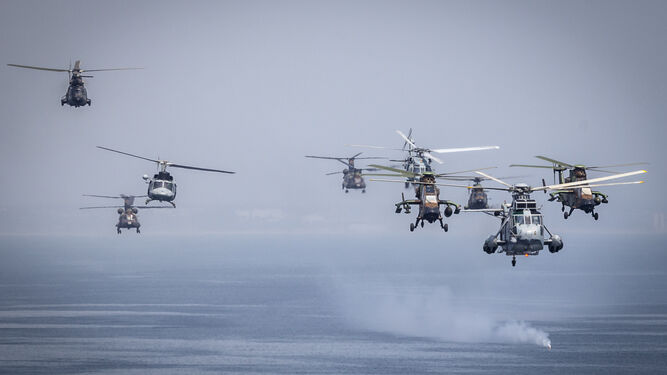Helicópteros en formación, ayer durante los ejercicios en la Bahía de Cádiz.