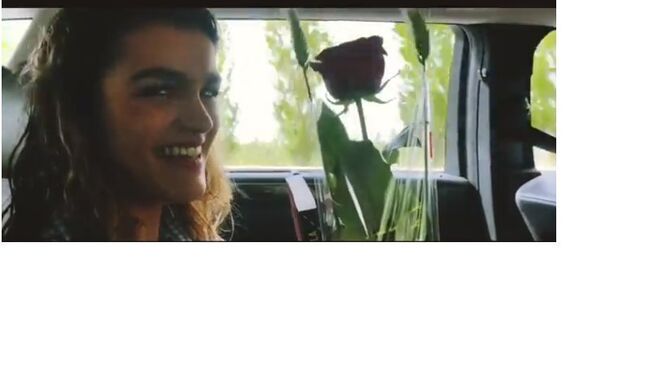 Amaia con la rosa y el libro regalados por Albert, en el vídeo.
