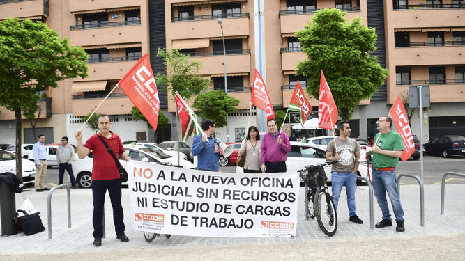 Sindicalistas de CCOO concentrados ayer en la Ciudad de la Justicia.