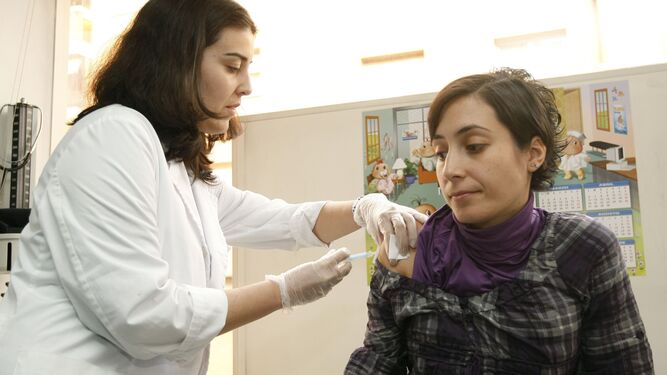 Una mujer embarazada de trece semanas se vacuna  contra la gripe AH1N1 en un ambulatorio de Madrid en 2009.