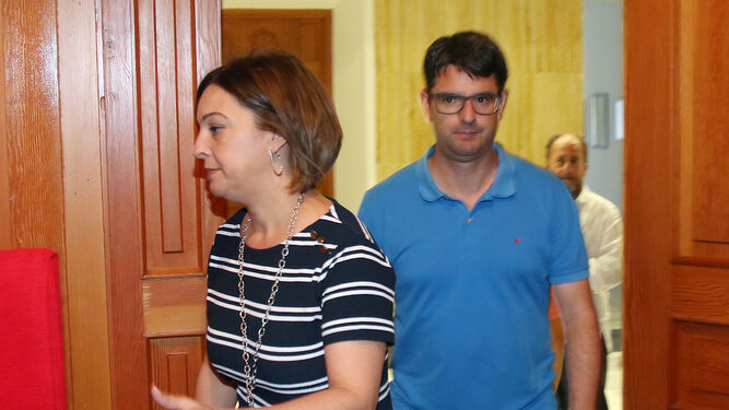 Isabel Ambrosio y Pedro García entran en el salón municipal de plenos.