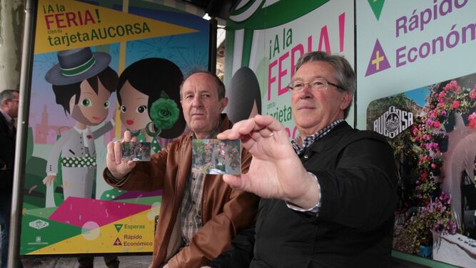 Andrés Pino y Juan Antonio Cebrián muestran la tarjeta bonobús.