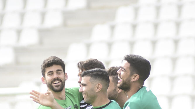 Caro, Josema, Reyes, Aythami y Jauregi sonríen en una sesión en el estadio.