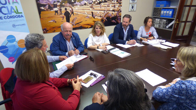 Un momento de la reunión con representantes del ámbito sanitario en Córdoba en la sede del PP.