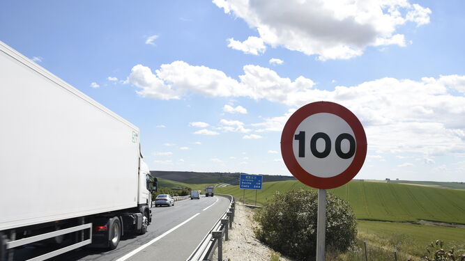 Señal de limitación de velocidad en la Autovía Sur, donde hasta hace unos días se podía circular a 120.