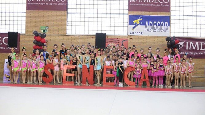Foto de familia de las gimnastas del Séneca presentes en el Guadalquivir.