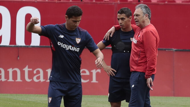 Caparrós abraza a Ben Yedder en presencia de Ganso durante el entrenamiento en el Ramón Sánchez-Pizjuán.
