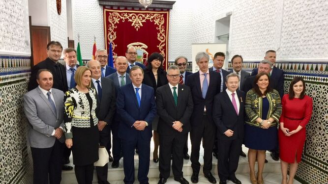 El alcalde, Esteban Morales, con diplomáticos, concejales, autoridades y empresarios.