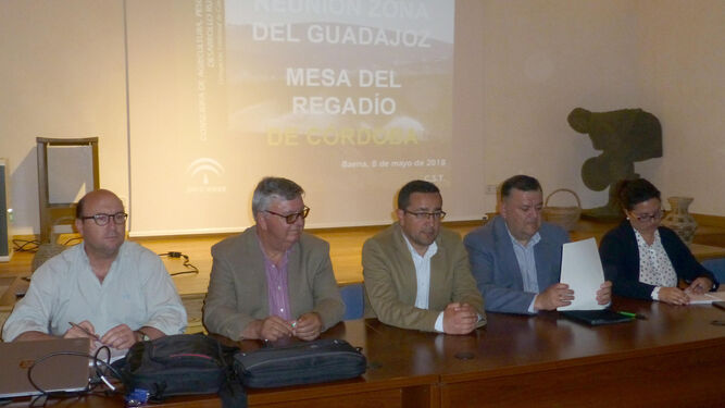 Los integrantes de la mesa, con el alcalde, Jesús Rojano.