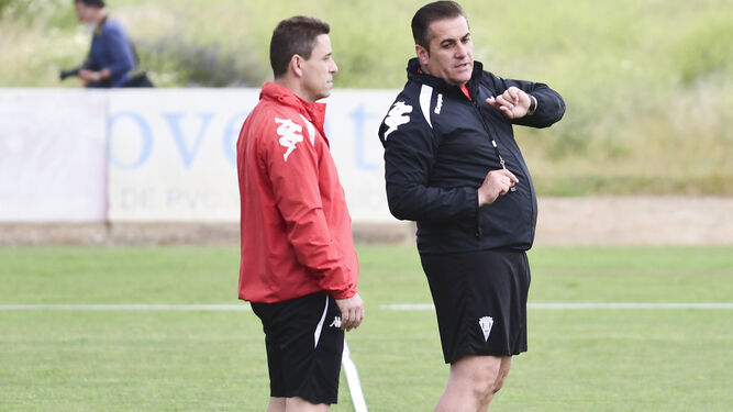 José Ramón Sandoval conversa con su segundo, Ismael Martínez, durante el entrenamiento de ayer en la Ciudad Deportiva.