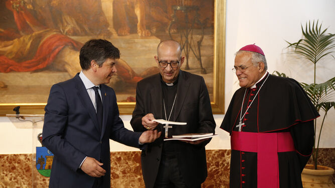 El alcalde, Rafael Llamas, con el arzopisbo de Barcelona, monseñor Juan José Omella, y el obispo de Córdoba, Demetrio Fernández.
