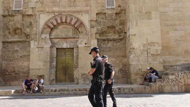 Dos policías realizan labores de vigilancia en el entorno de la Mezquita-Catedral.