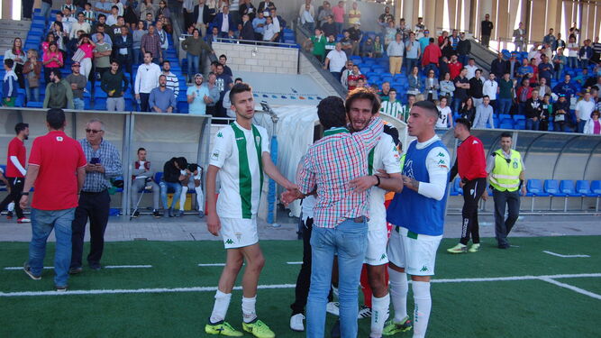 Soler llora amargamente mientras es consolado por algunos compañeros, tras el partido de ayer.
