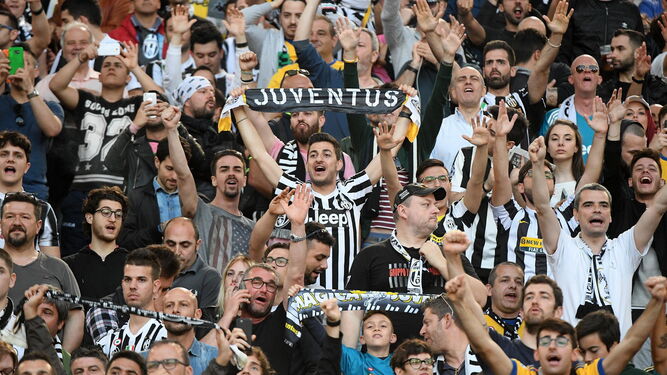 Los aficionados de la Juventus festejan el título en las gradas del Olímpico de Roma.