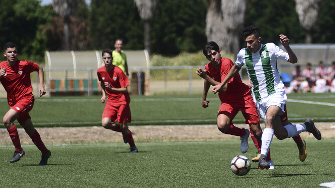 Un jugador del Córdoba escapa de la presión de dos contrarios.