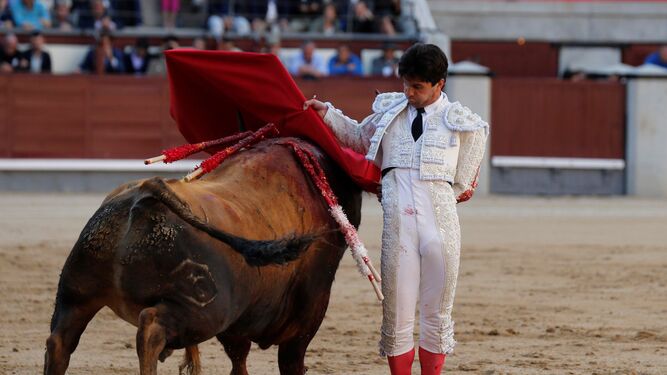 Juan del Álamo, en una ceñida manoletina al segundo toro, ayer, en Las Ventas.