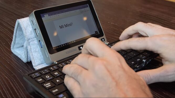 El mini ordenador puede acoplarse a un teclado que mejora la usabilidad.