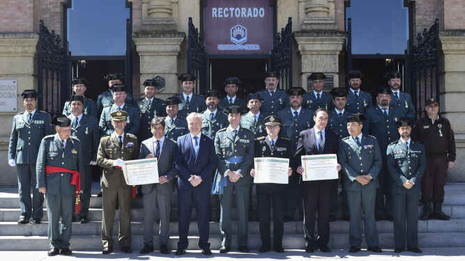 Foto de familia de todos los galardonados, frente al Rectorado de la UCO.