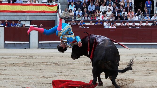 Curro Díaz sufrió una espeluznante voltereta en la faena al primer toro.