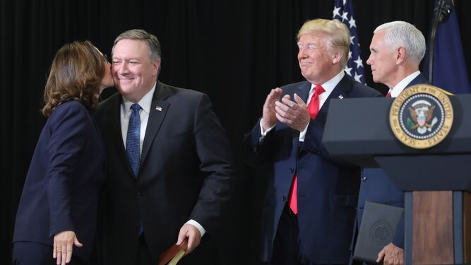 Pompeo, secretario de Estado, felicita a Gina Hasel, nueva directora de la CIA, en presencia de Trump y Pence.