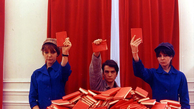 Ficciones del 'mayo francés'. Arriba, fotograma de 'Les amants réguliers' de Philippe Garrel y Godard filmando en mayo del 68. A la izquierda de estas líneas, 'La Chinoise' (1967, Godard); a la derecha, 'Soñadores' (2003, Bernardo Bertolucci).