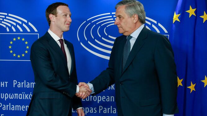 El fundador de Facebook, Mark Zuckerberg (i),  estrecha la mano al presidente del Parlamento Europeo, Antonio Tajani (d).