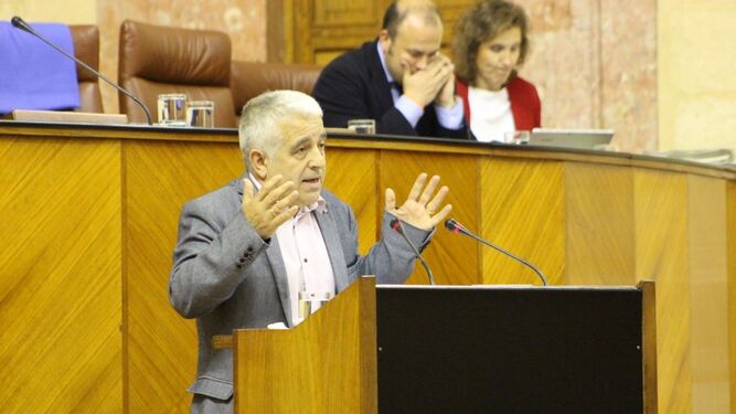 El parlamentario de Ciudadanos José Antonio Funes presenta la propuesta.
