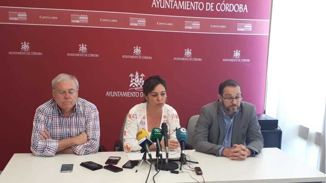 La alcaldesa comparece con Emilio Aumente y David Luque zanjando la crisis