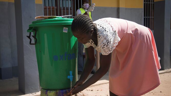 Una mujer se lava las manos para evitar el contagio por ébola