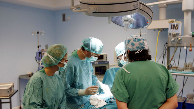Profesionales del Reina Sofía durante una operación en una imagen de archivo.