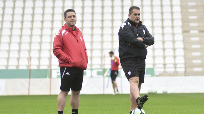 José Ramón Sandoval y su ayudante, Ismael Martínez, siguen un entrenamiento en El Arcángel.