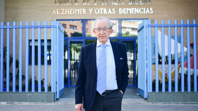 Rafael Luque Siles, en la puerta del centro de día de la Asociación San Rafael Alzheimer.
