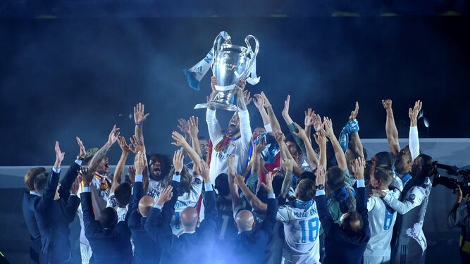 Ramos levanta la copa rodeado por sus compañeros durante la fiesta en el Bernabéu.