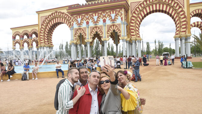 La portada de la Feria triunfa entre los adictos al 'selfie'