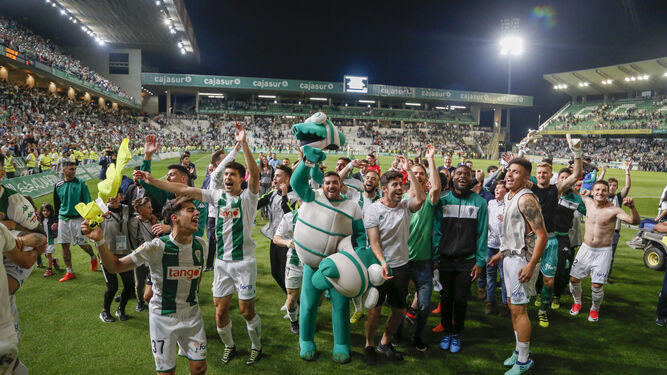 Los jugadores del Córdoba celebran la consecución de la permanencia.