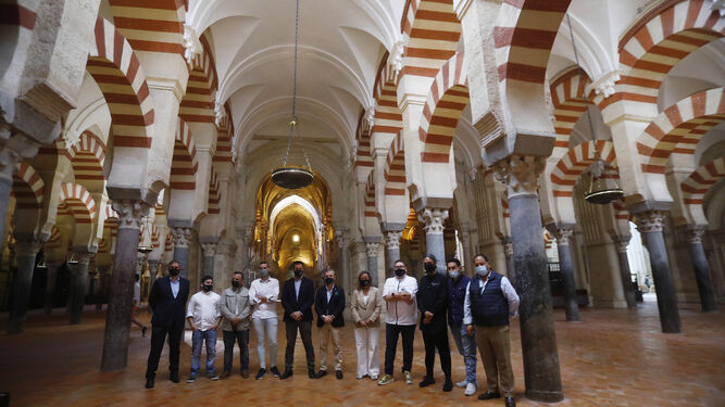 Chefs y representantes institucionales en la presentación de 'Córdoba Patrimonio Gastronómico'.