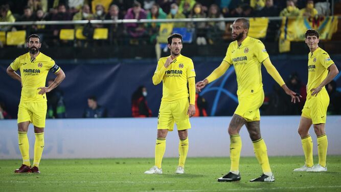 Los jugadores del Villarreal reaccionan tras el tercer gol del Liverpool