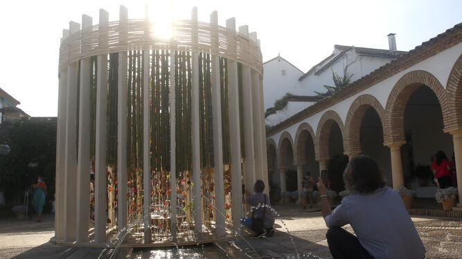 Instalación de Flora en el Palacio de Viana en 2021.