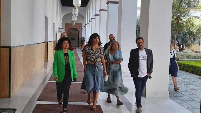 Teresa Rodríguez junto a los diputados de Adelante Andalucía esta mañana en el Parlamento andaluz.