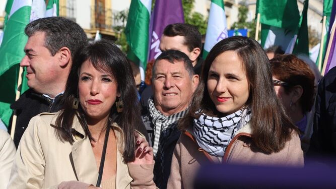 Martina Velarde junto a Ione Belarra en una manifestación.