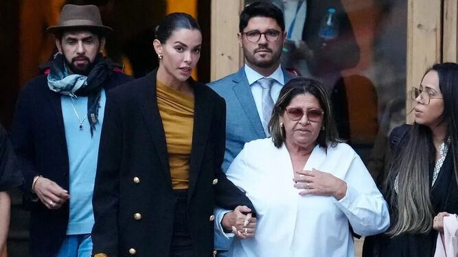 Joana Sanz, a la salida del juzgado en compañía de la madre de Dani Alves.