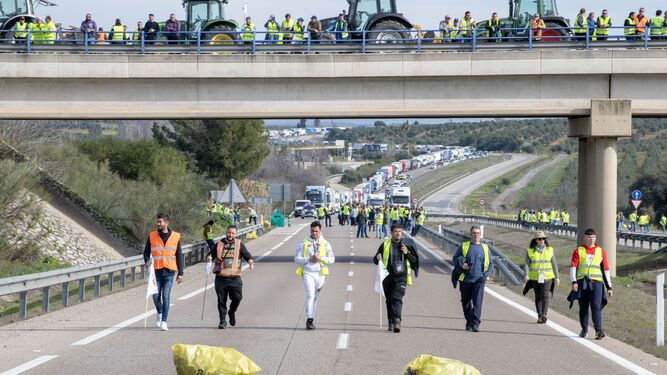 Agricultores cortan la A4 a la altura de Guarroman, en Jaén